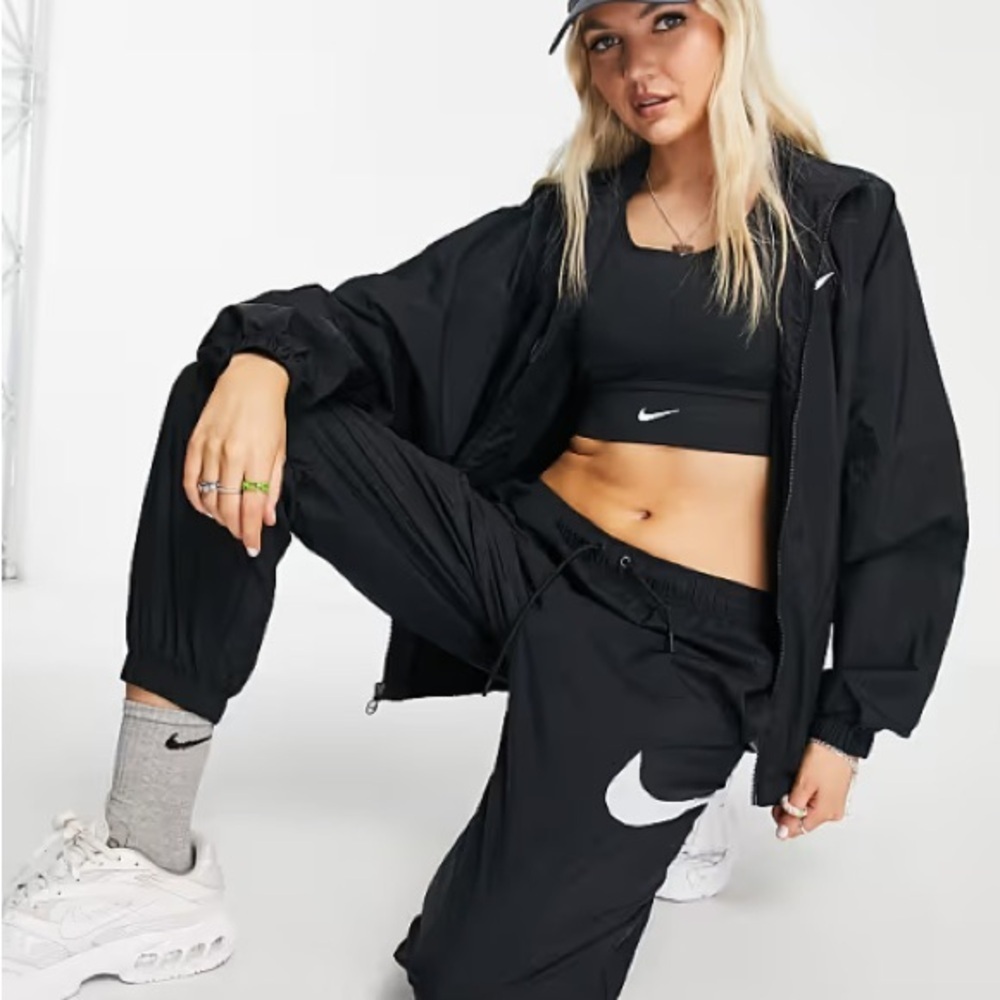 New Nike sportswear essential midrise pants black with white logo women’s XL